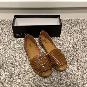 MIA LEATHER HUARACHE SANDALS.  Size 7.5 Medium.  Color is Natural.